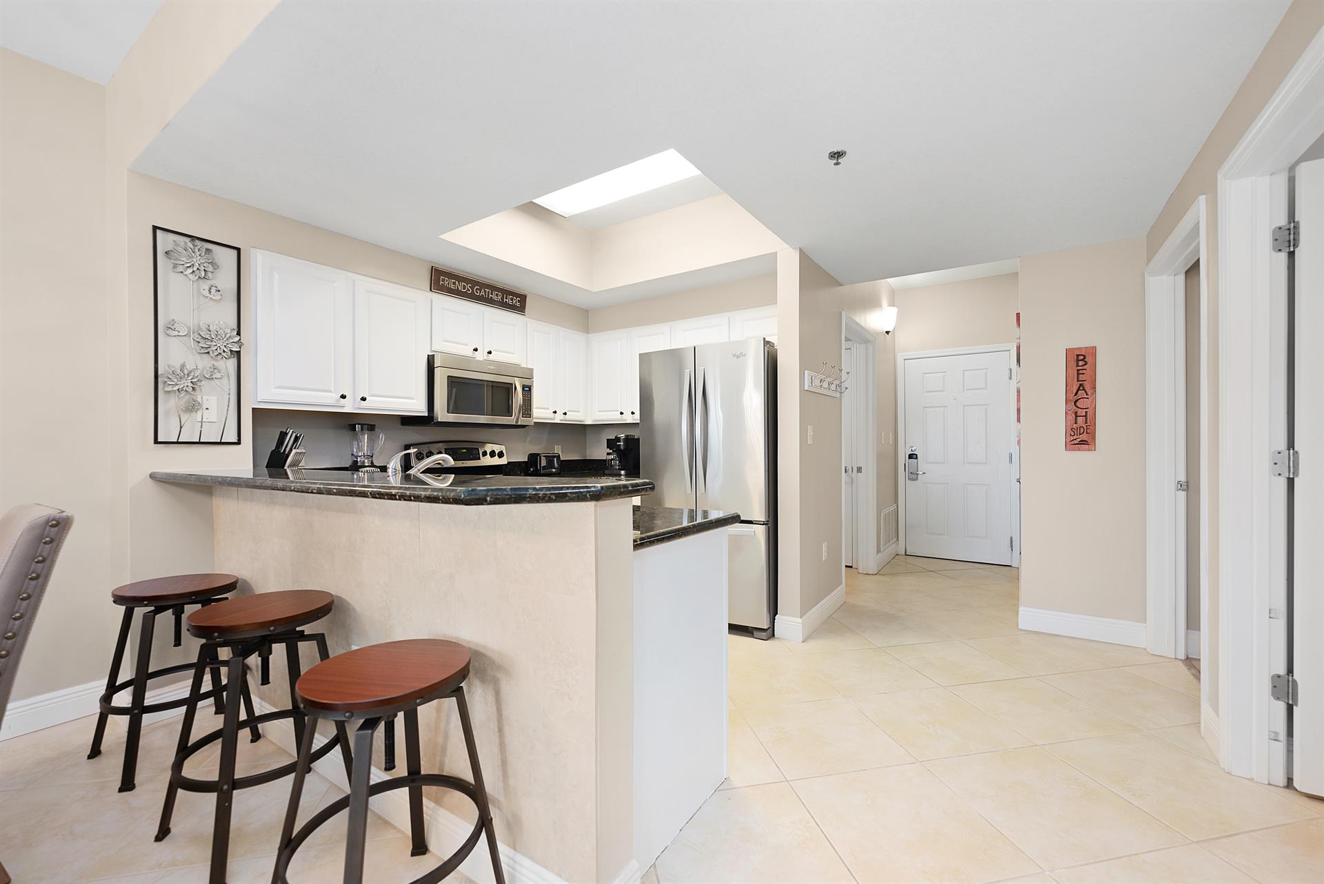 Breakfast bar to kitchen