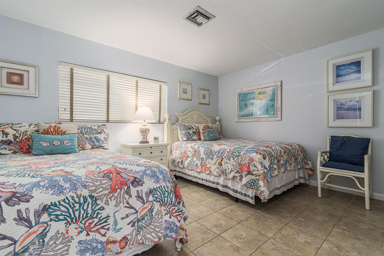 Guest bedroom with 2 queen beds