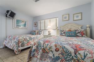 Guest bedroom with 2 queen beds