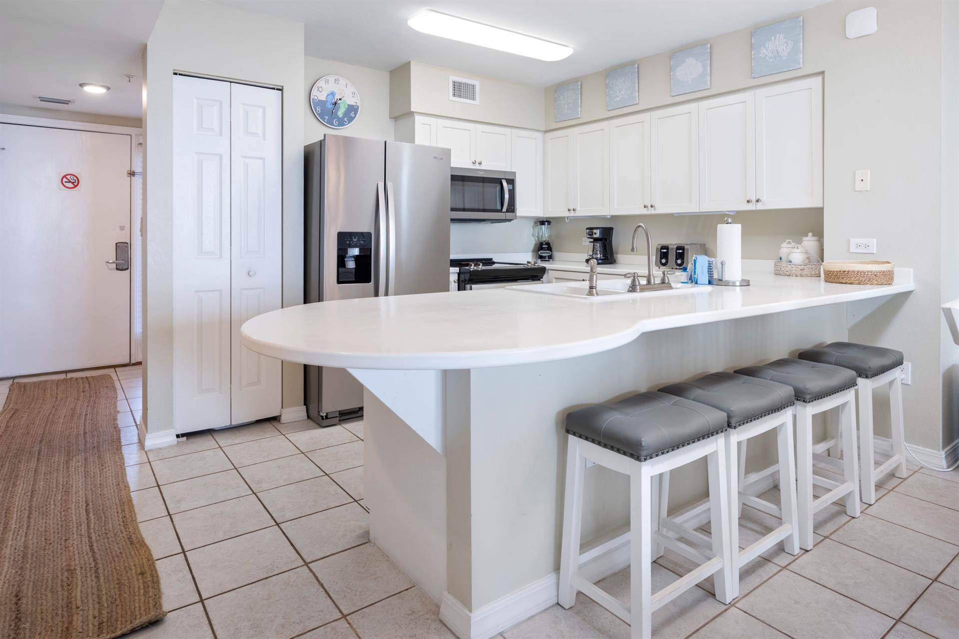 Kitchen bar area to kitchen