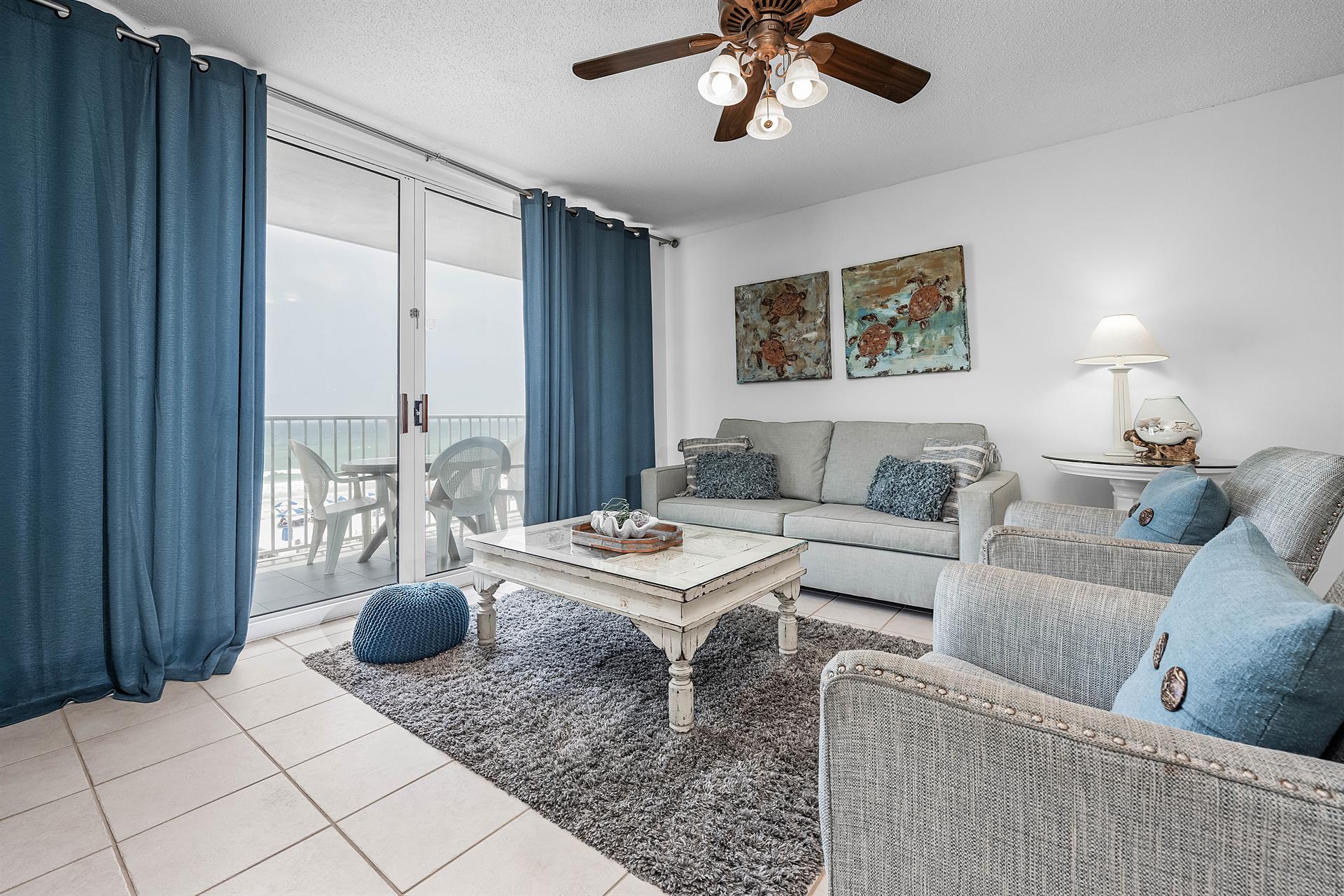 Living room to the balcony