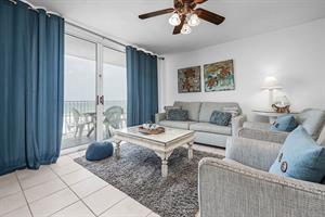 Living room to the balcony