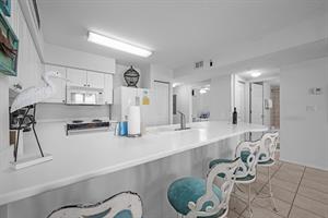 Kitchen bar to kitchen area