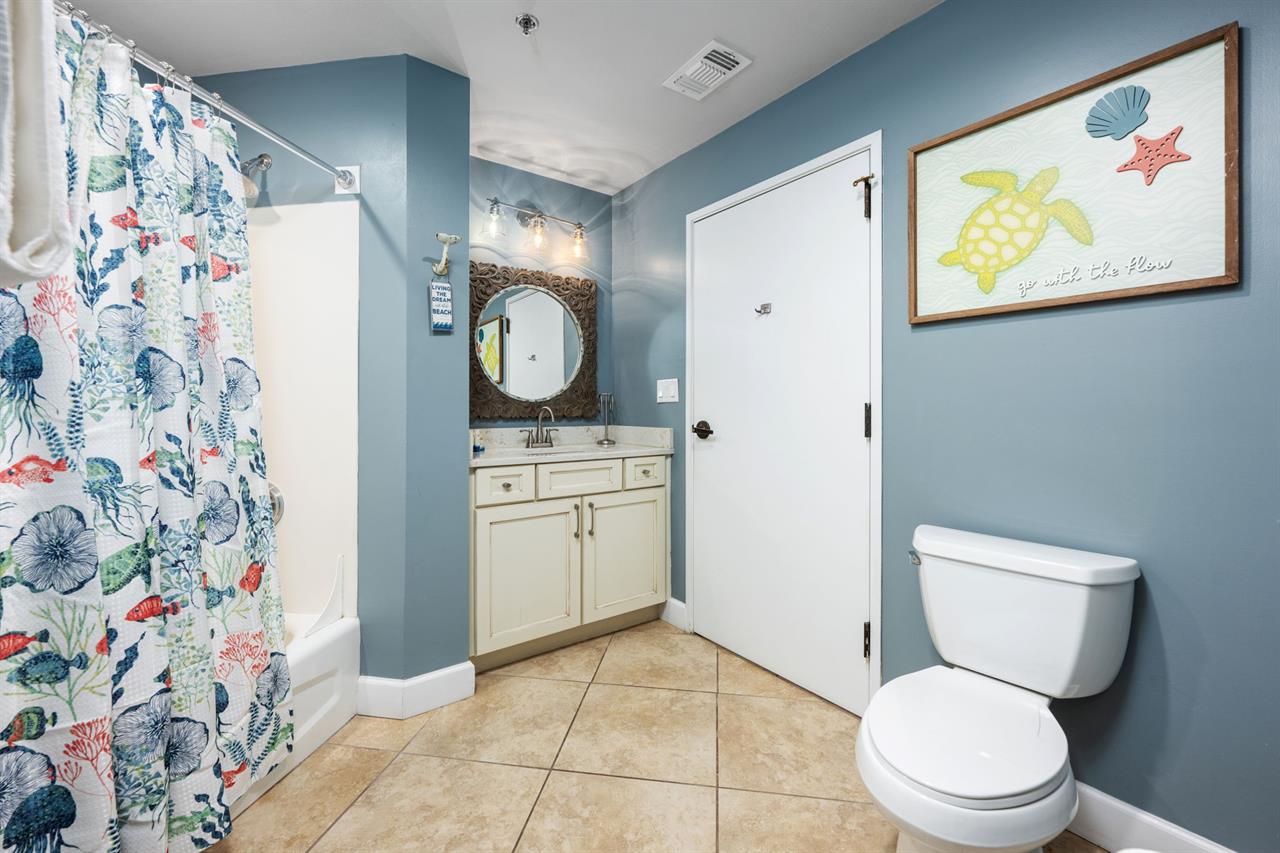 Guest bathroom with bedroom and common area access