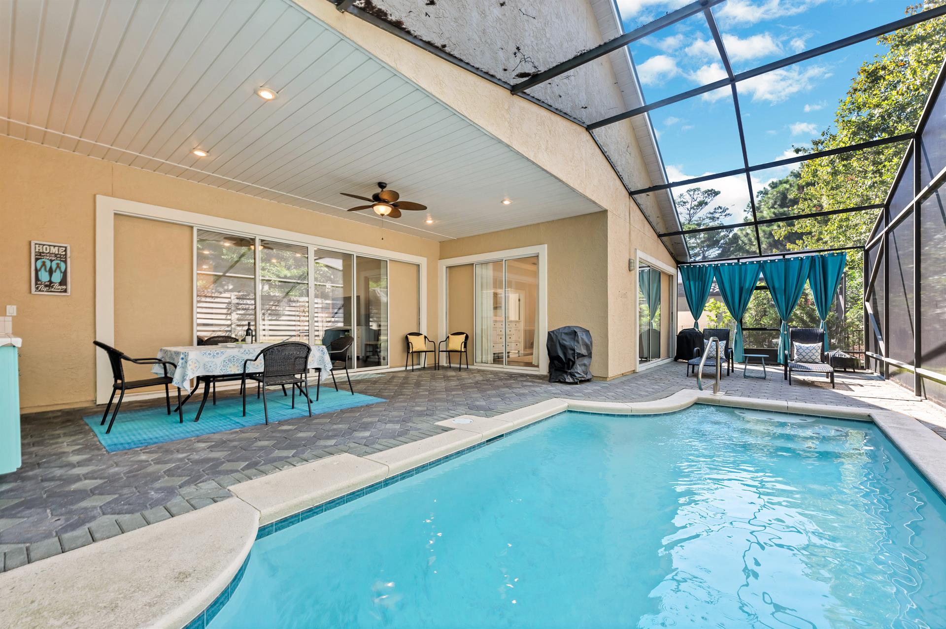 Poolback patio