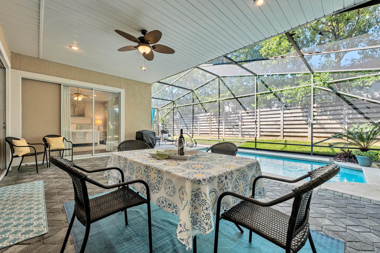 Outdoor dining areapool