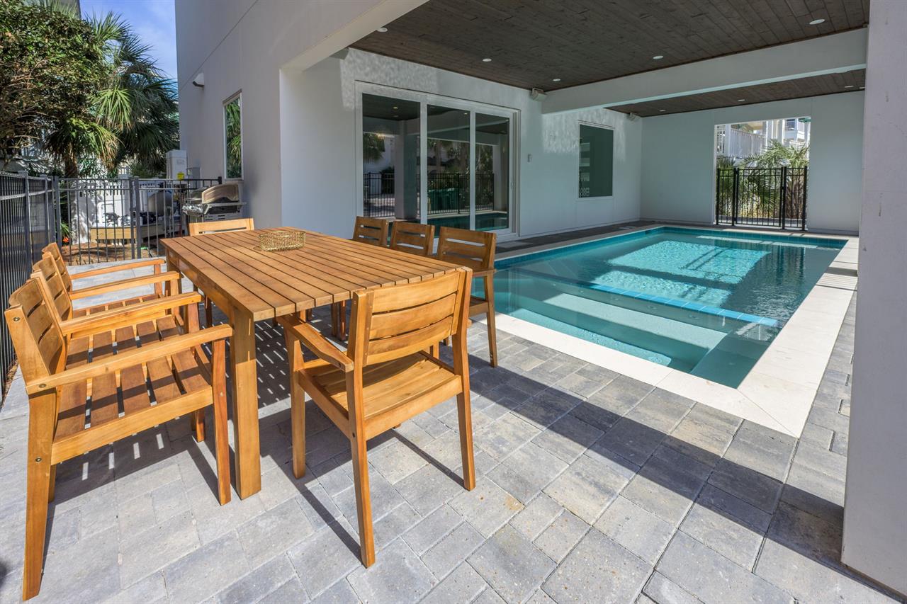 Outdoor dining  pool area