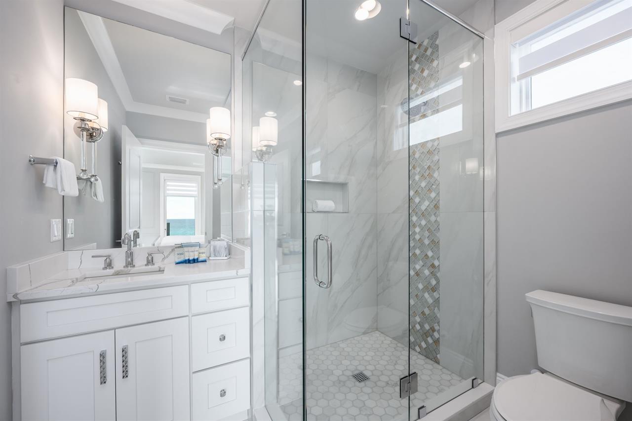 The Destin Pearl Suite bathroom 4th floor