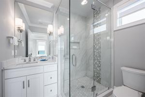 The Destin Pearl Suite bathroom 4th floor