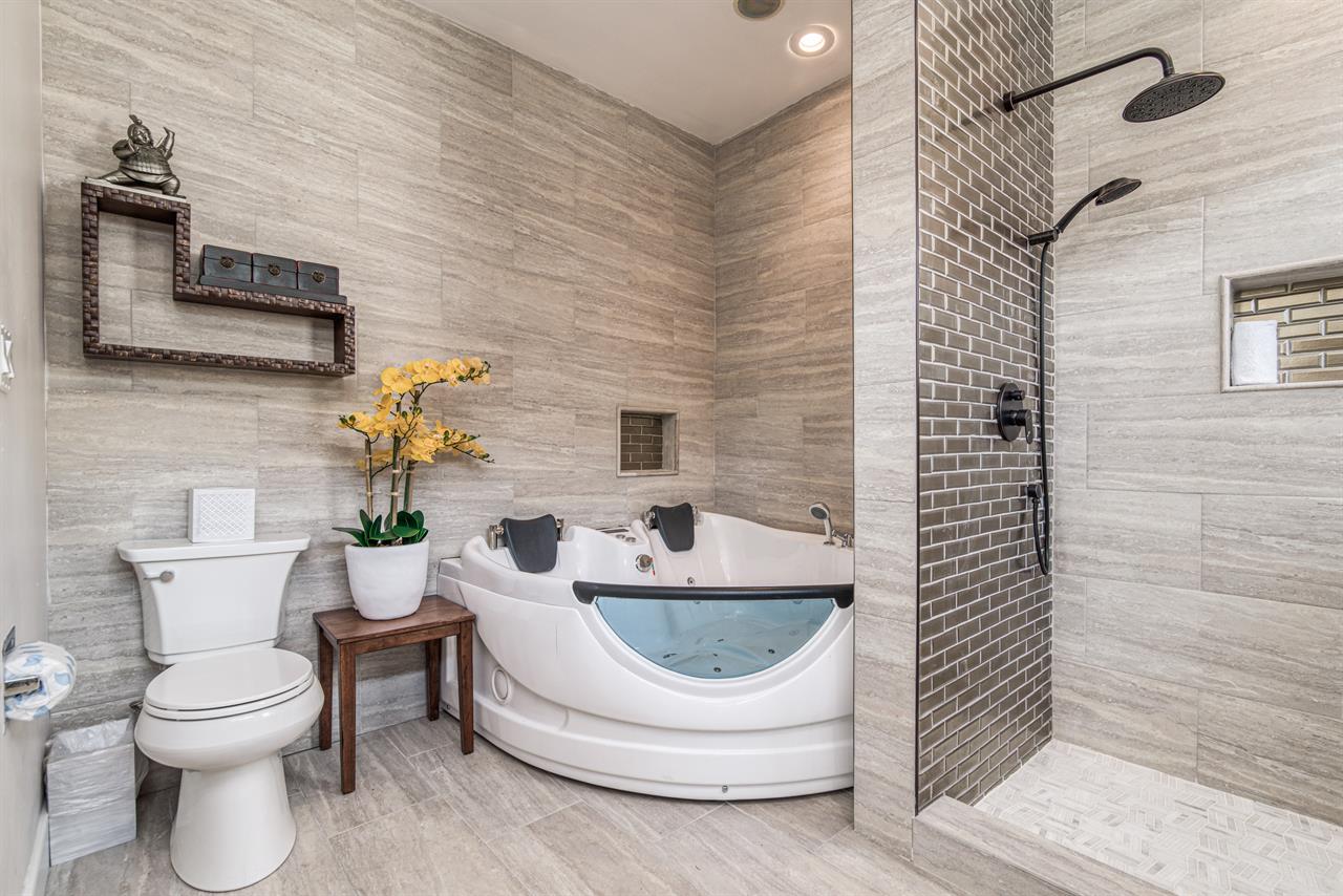 Master bathroom 1st floor