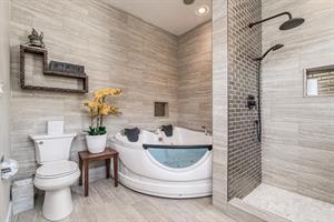 Master bathroom 1st floor