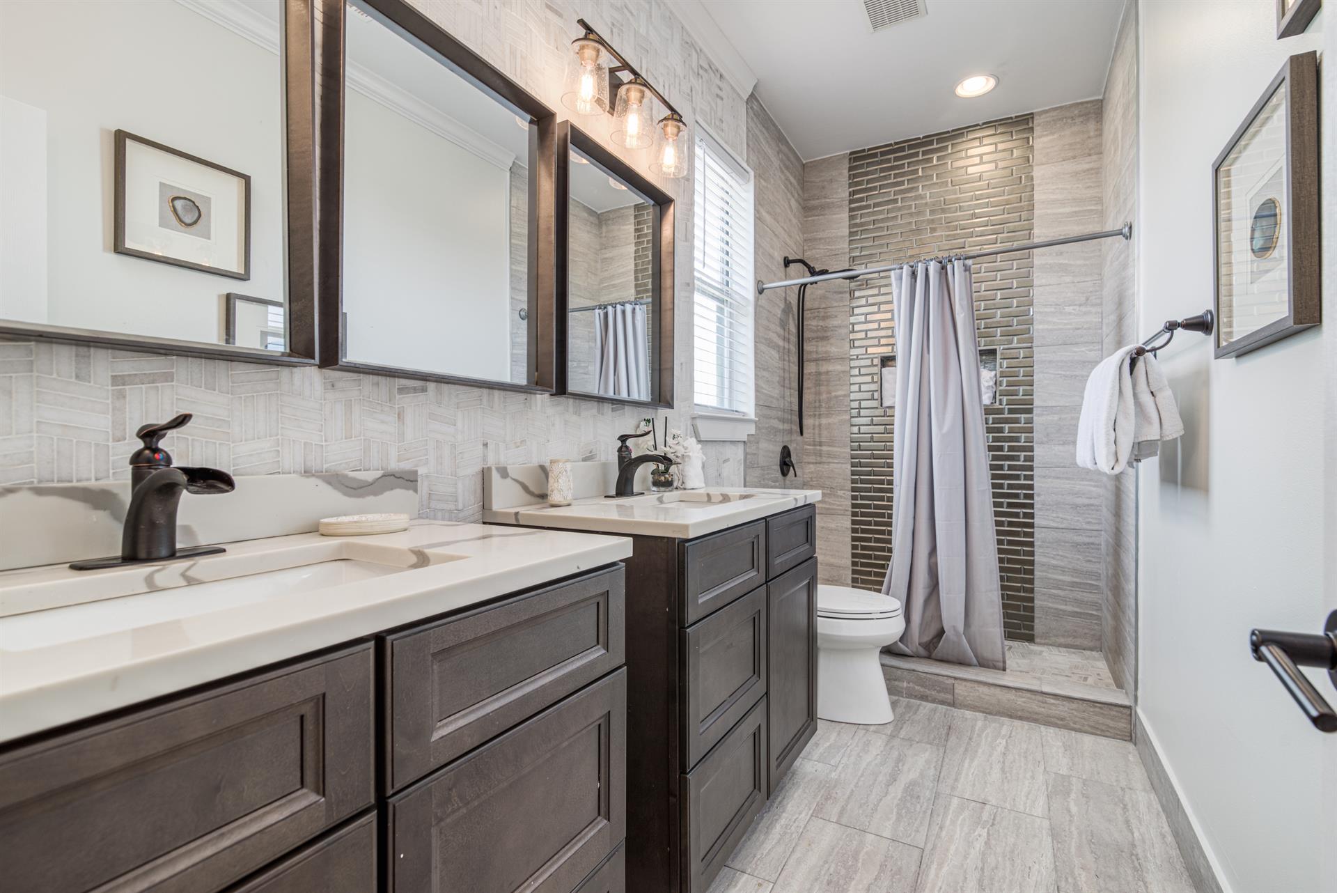 2nd floor Master Bathroom