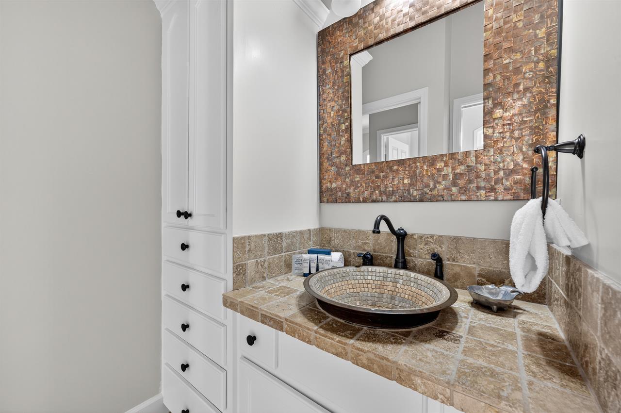 Guest bathroom 1