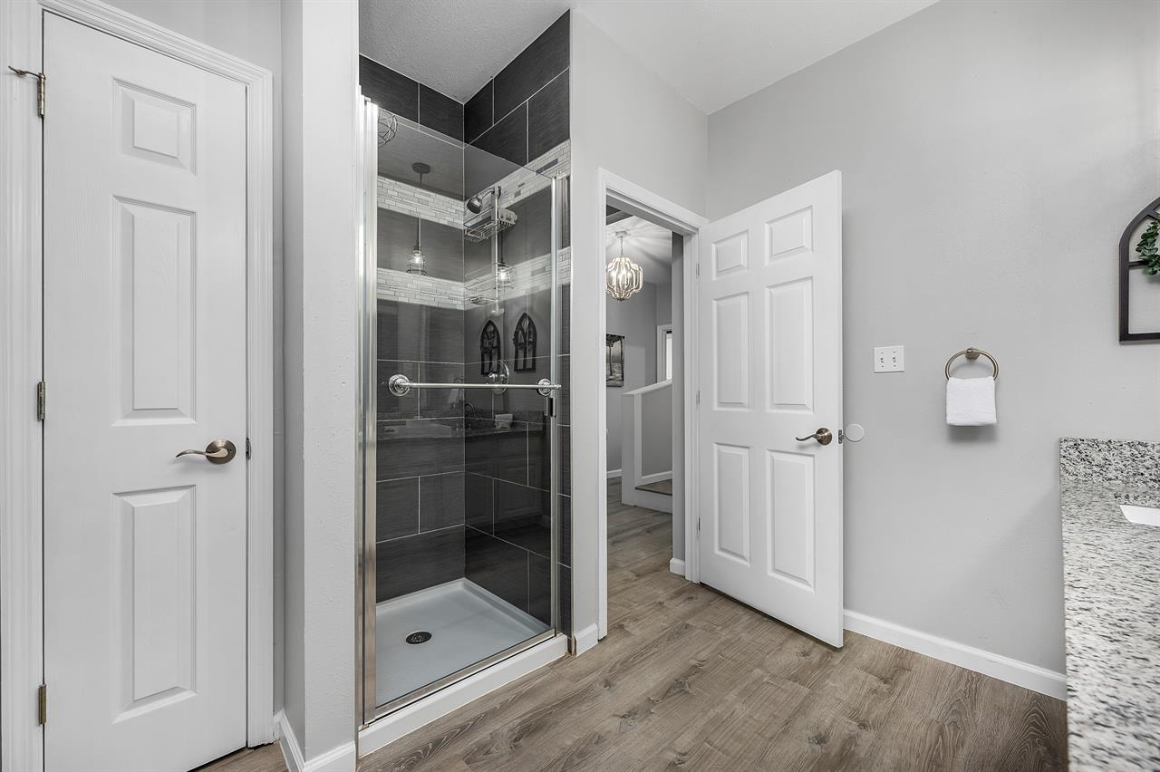 Guest bathroom 1