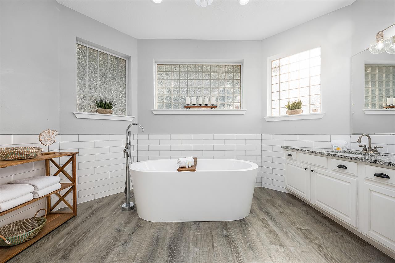 Master bathroom 2