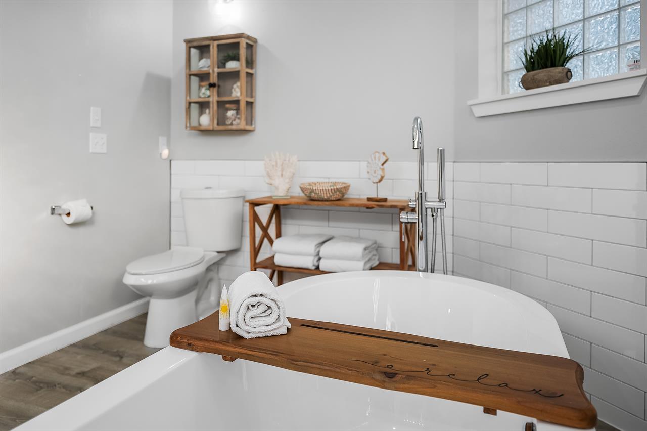 Master bathroom 2