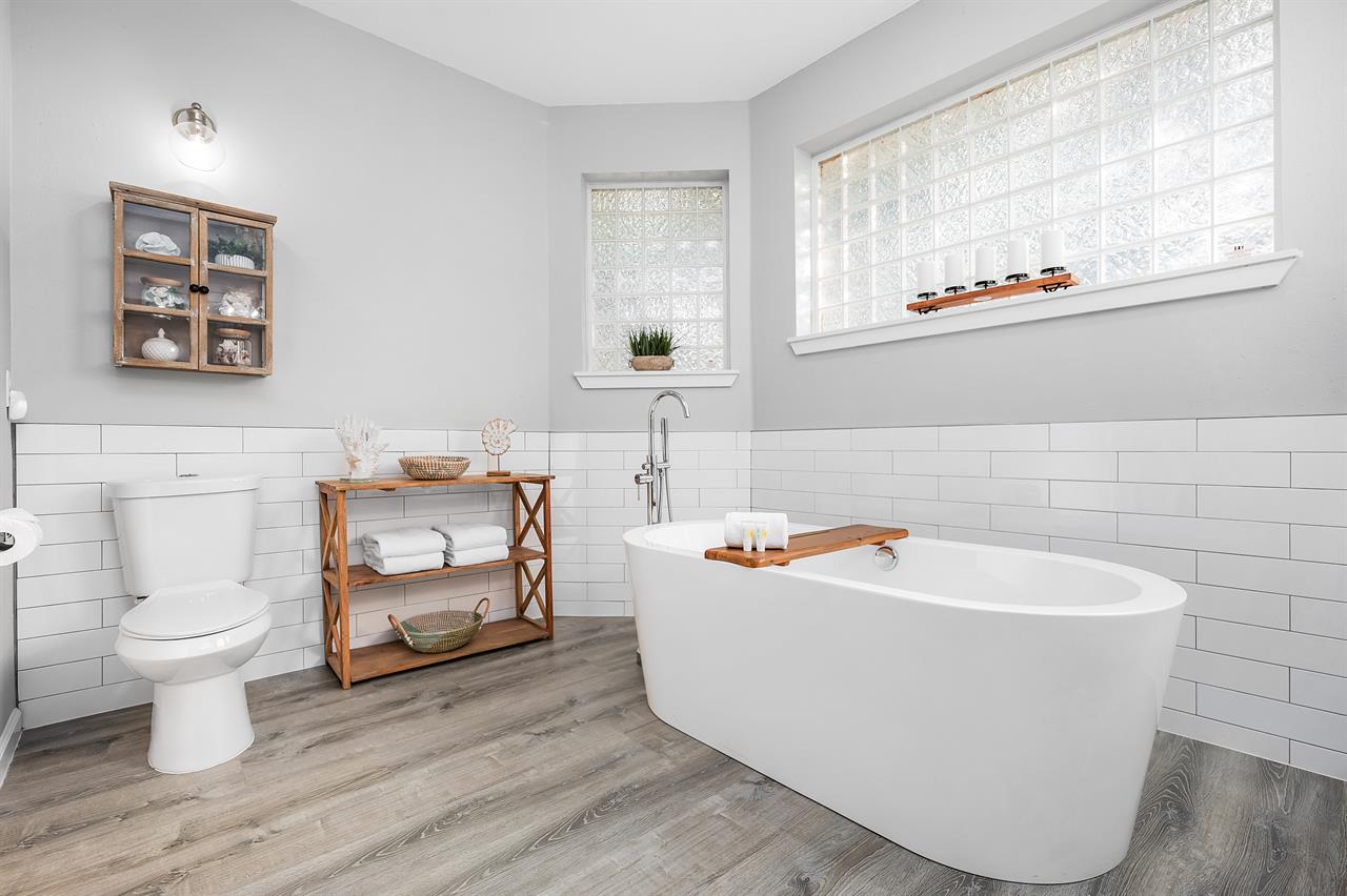 Master bathroom 2