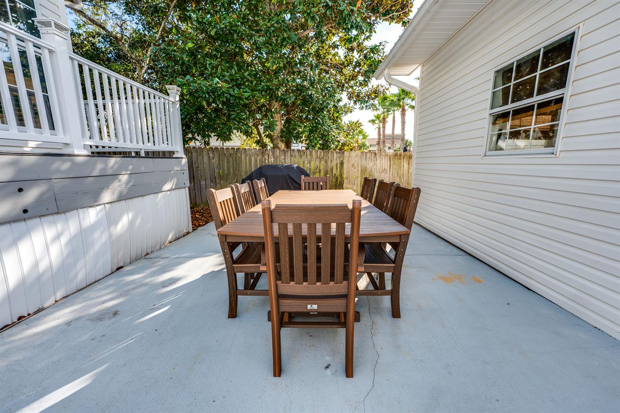 Outdoor dining  grill area