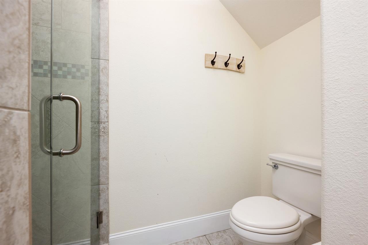 Guest bathroom 1