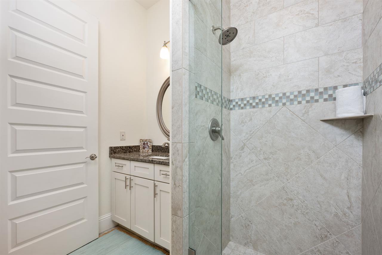 Guest bathroom 1