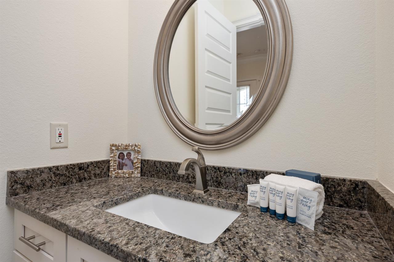 Guest bathroom 1