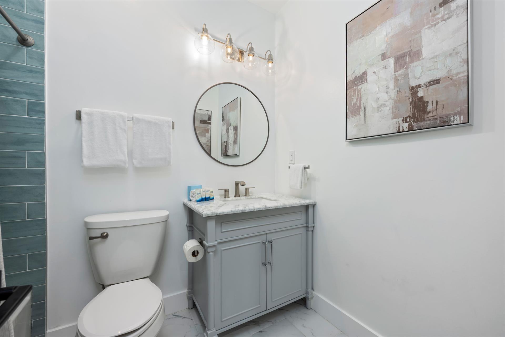 Guest bathroom 2 upstairs