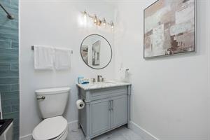 Guest bathroom 2 upstairs