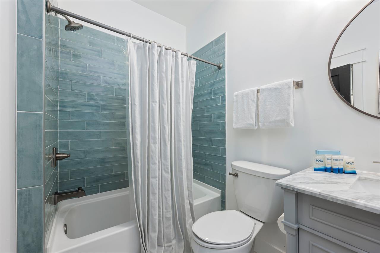 Guest bathroom 2 upstairs