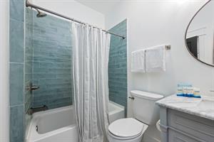 Guest bathroom 2 upstairs