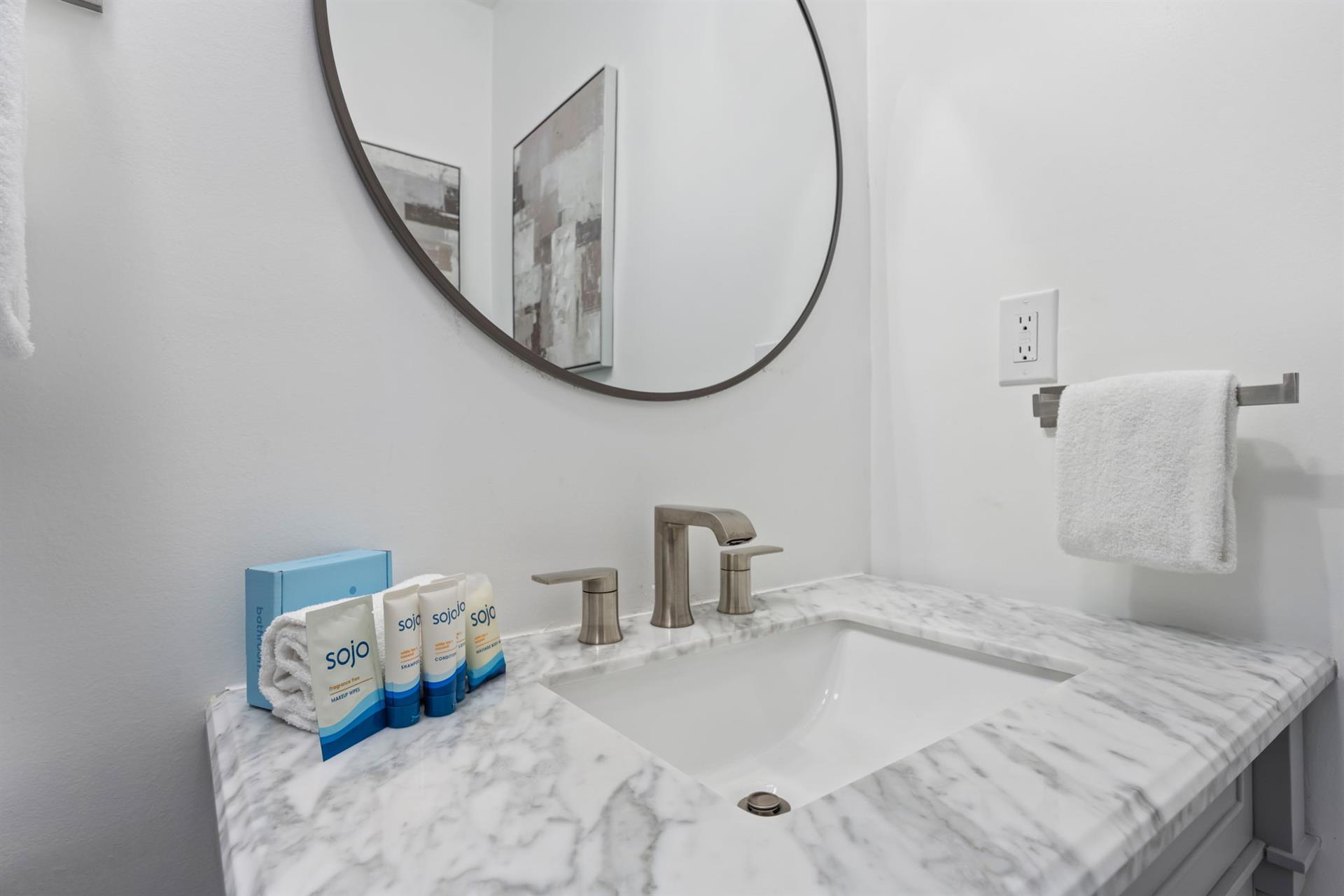 Guest bathroom 2 upstairs