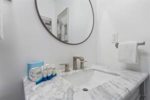 Guest bathroom 2 upstairs