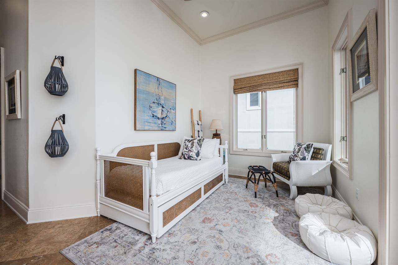 Daybed upper level