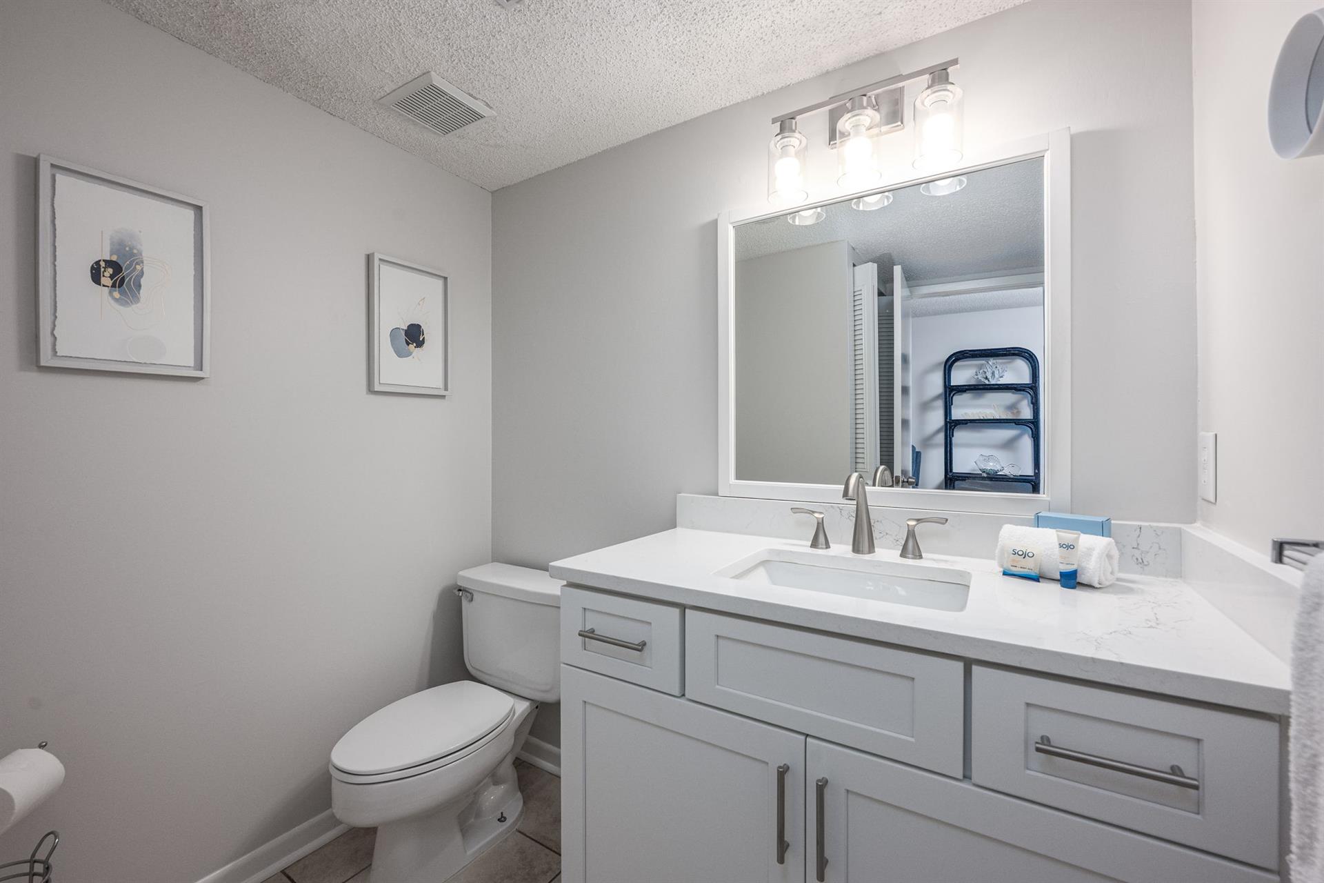 Half bathroom 1st floor