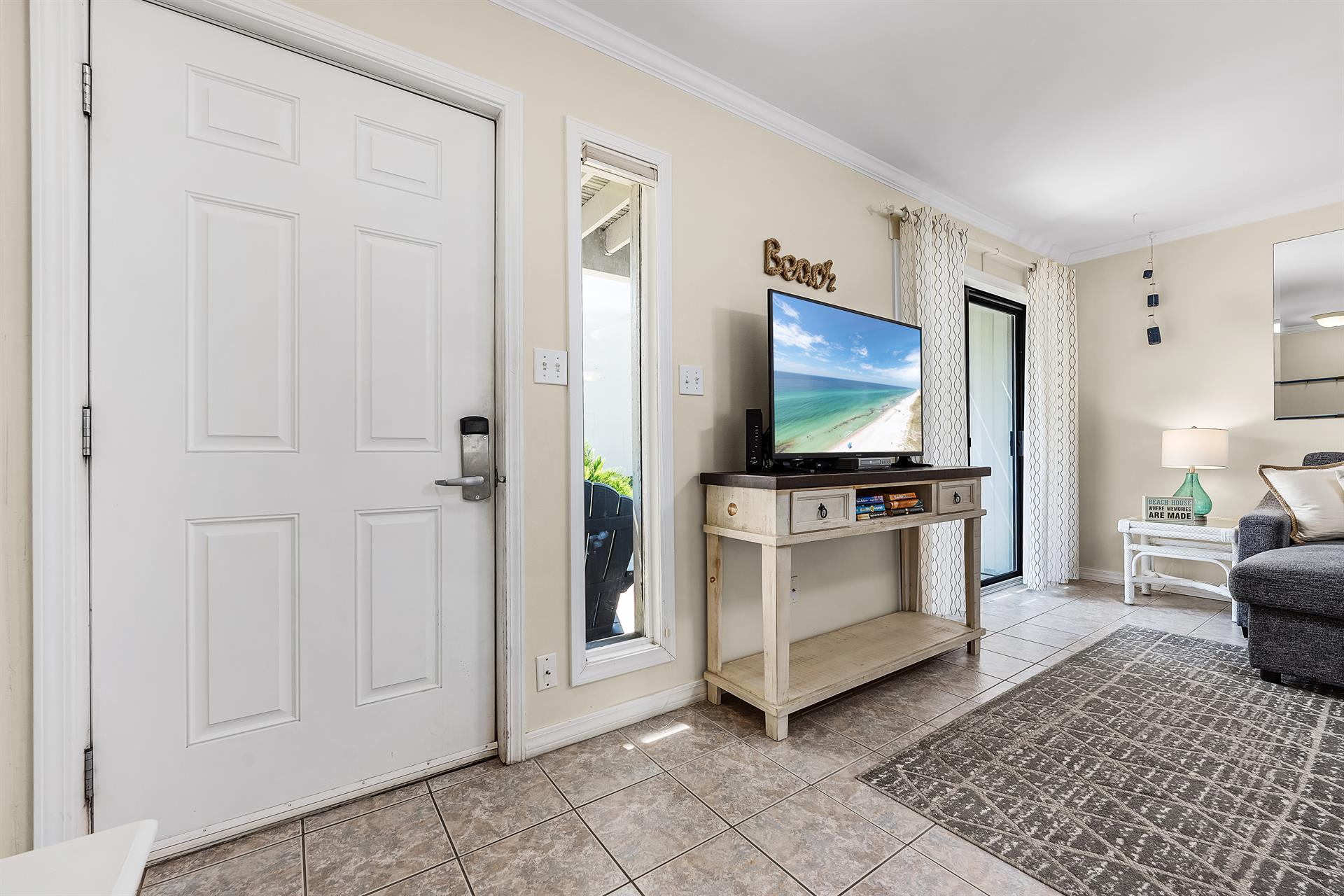 Entry doorLiving area