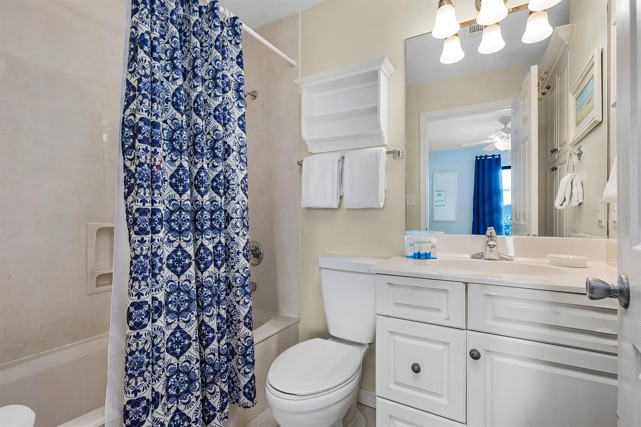 Guest bathroom 2 2nd floor