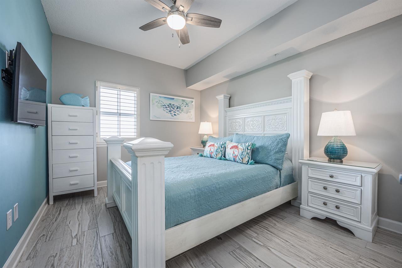 Guest bedroom with queen bed