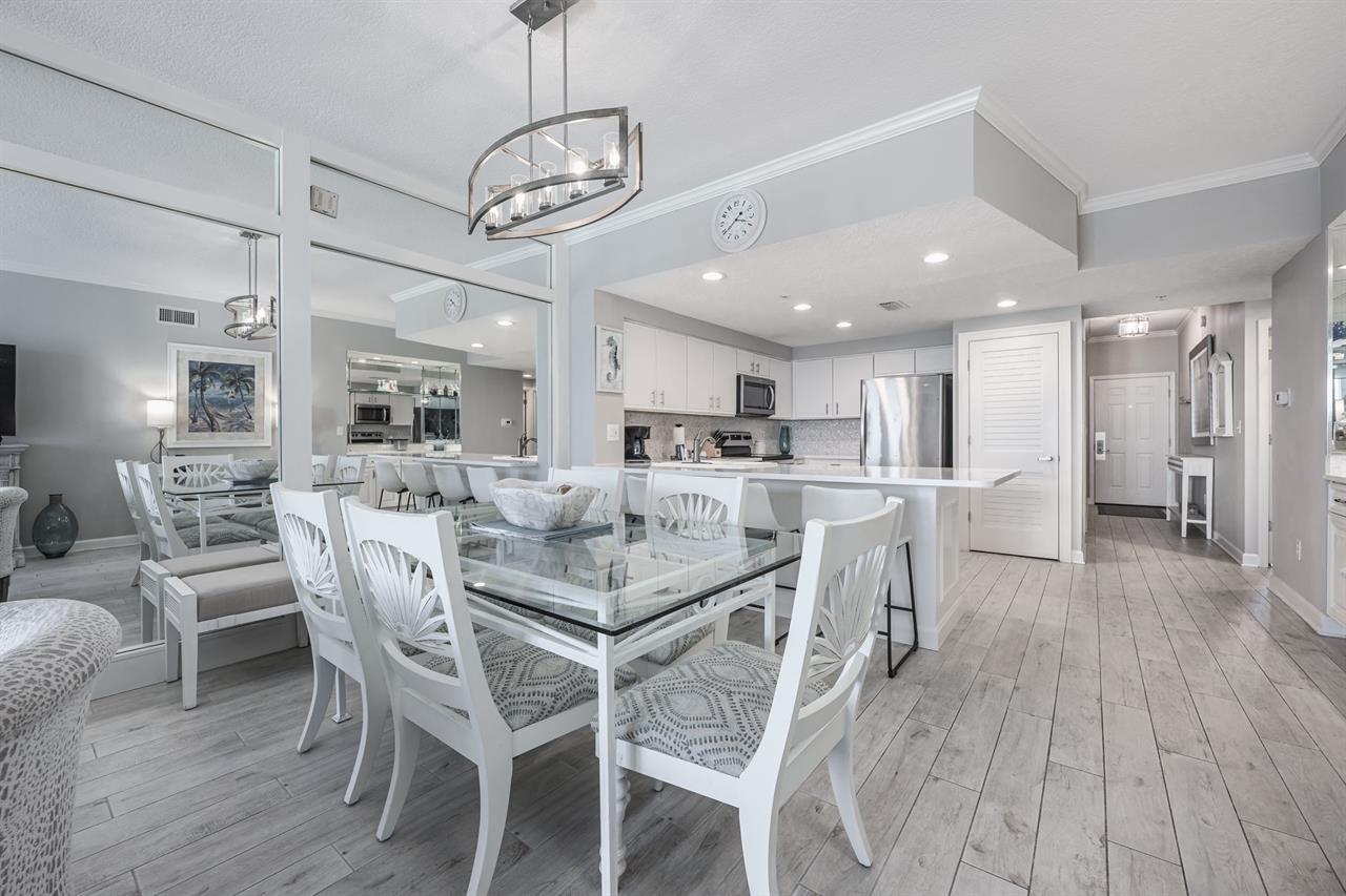 Dining area to breakfast bar
