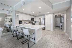 Breakfast bar to kitchen