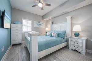Guest bedroom with queen bed