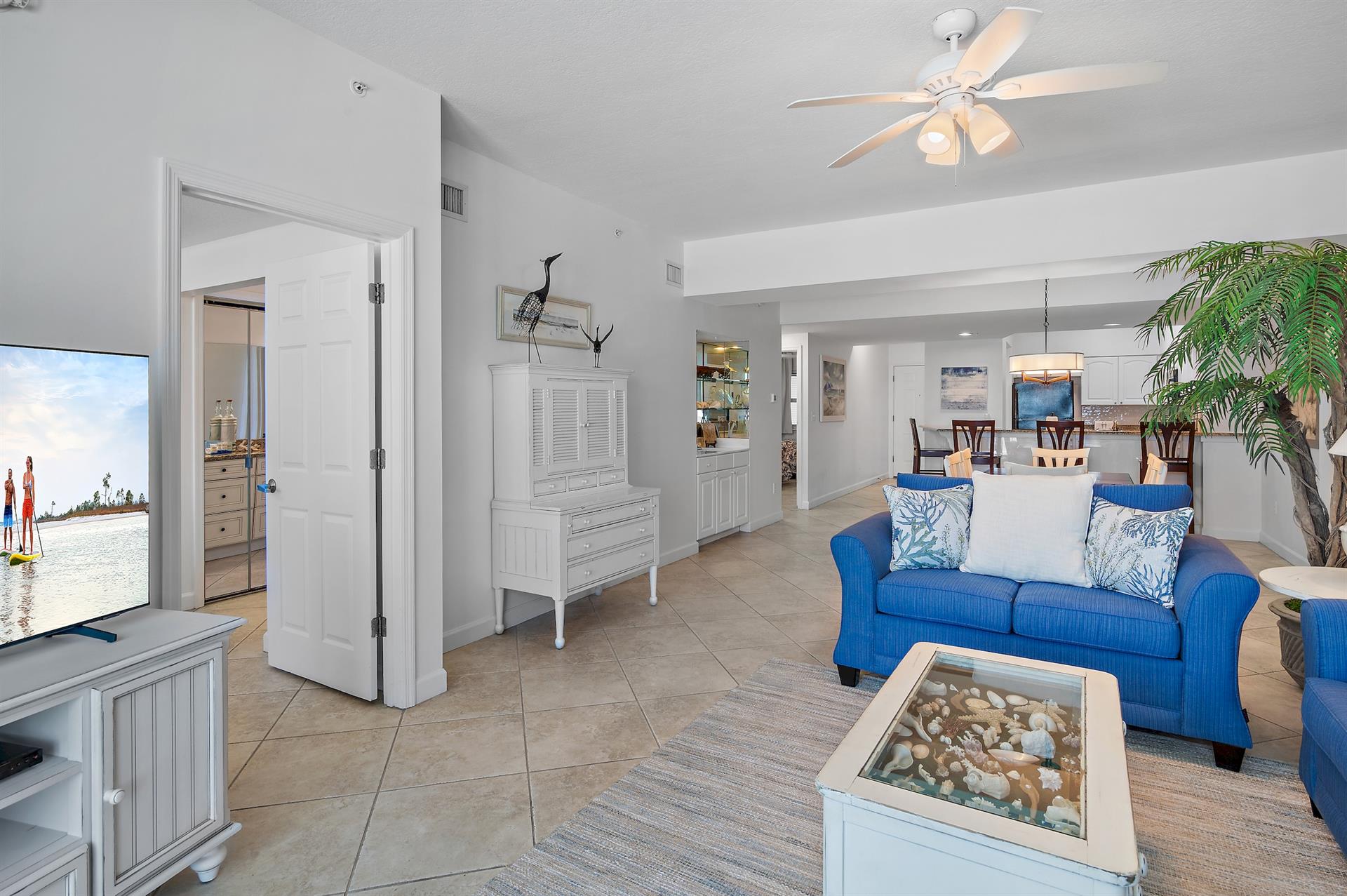 Living room to dining area