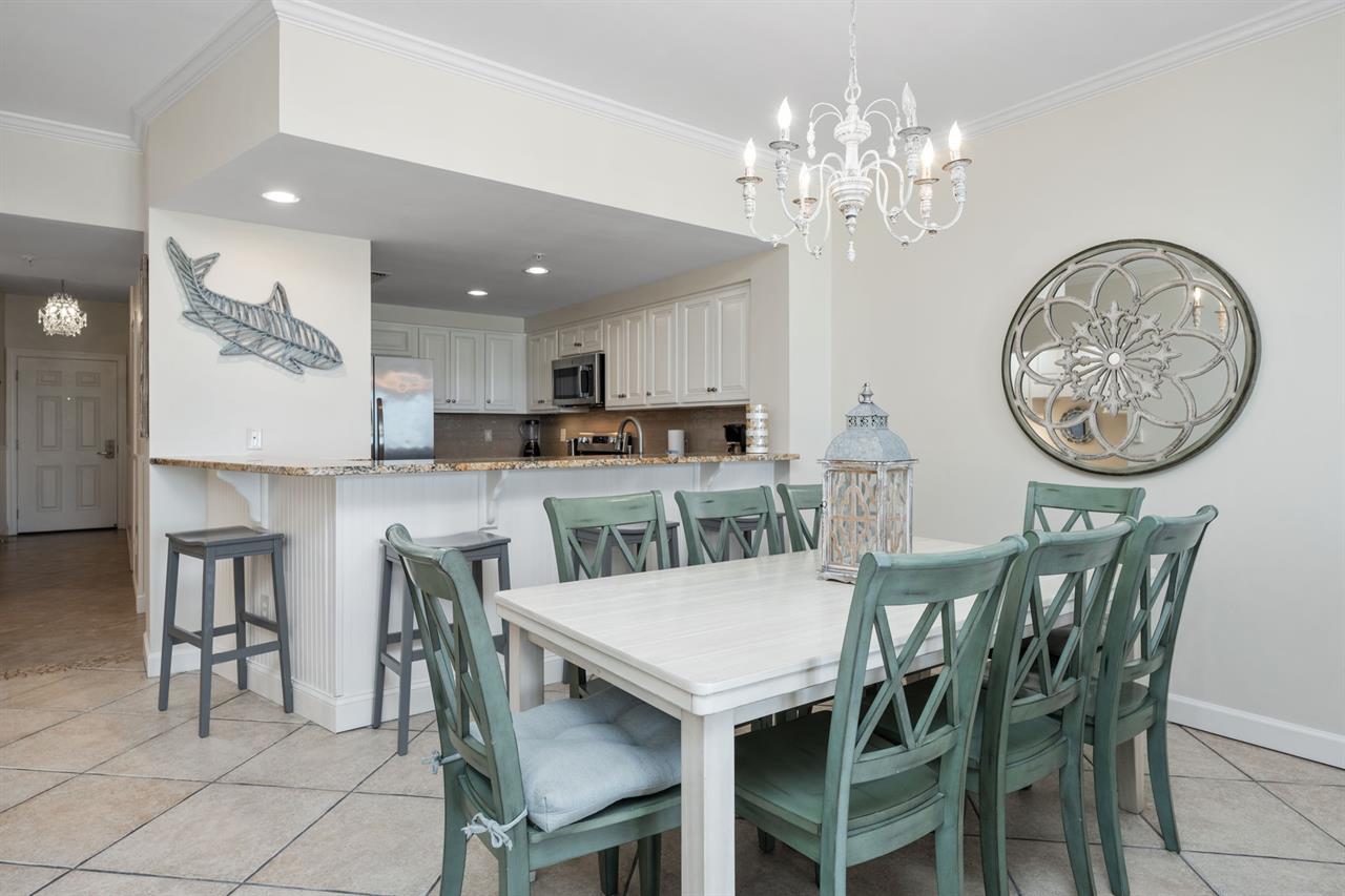 Dining area to breakfast bar