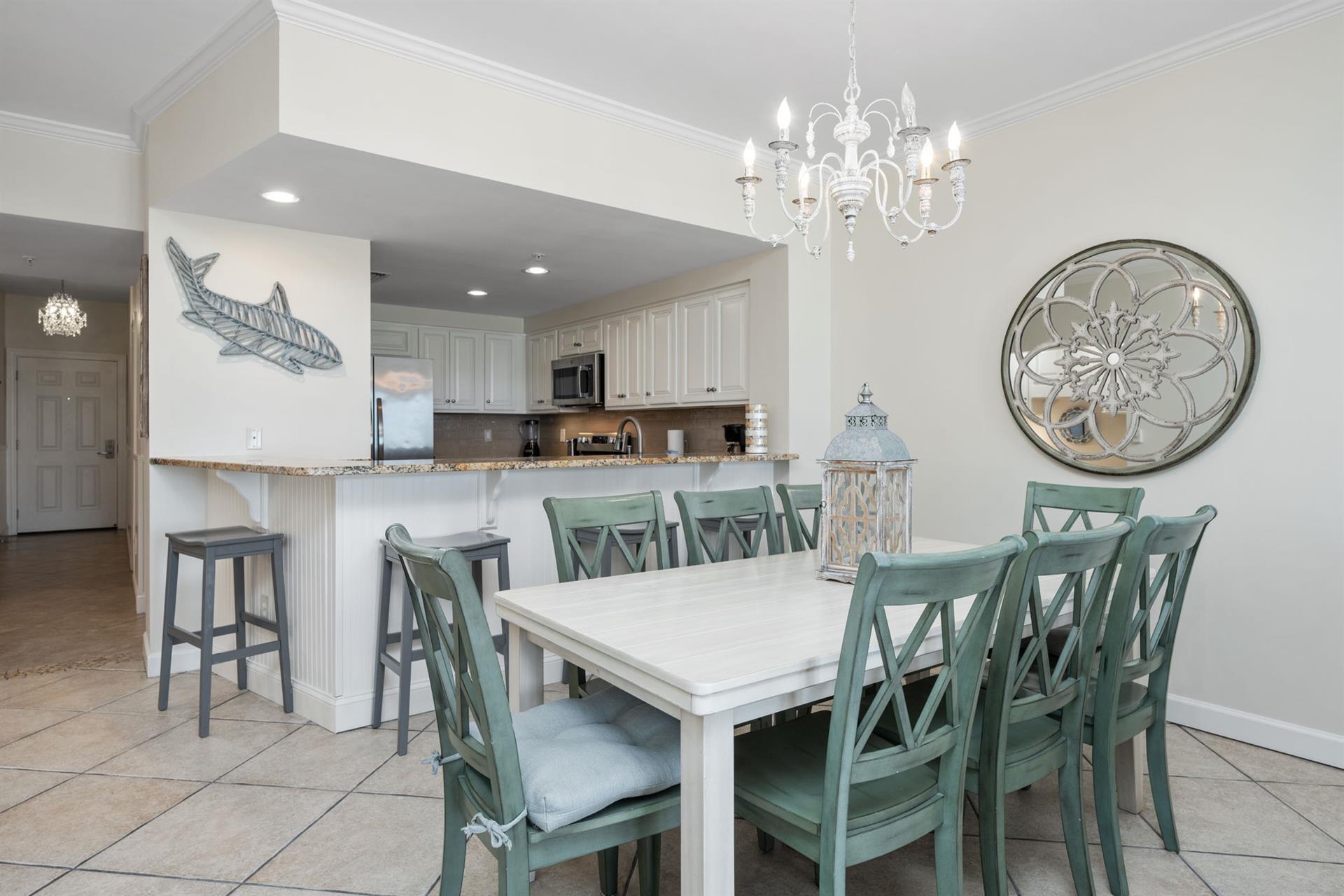 Dining area to breakfast bar