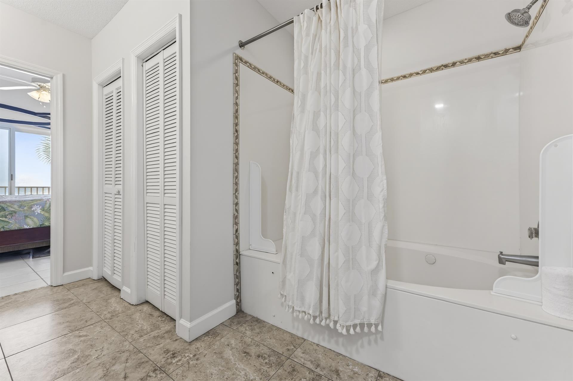 089Master Bathroom  B