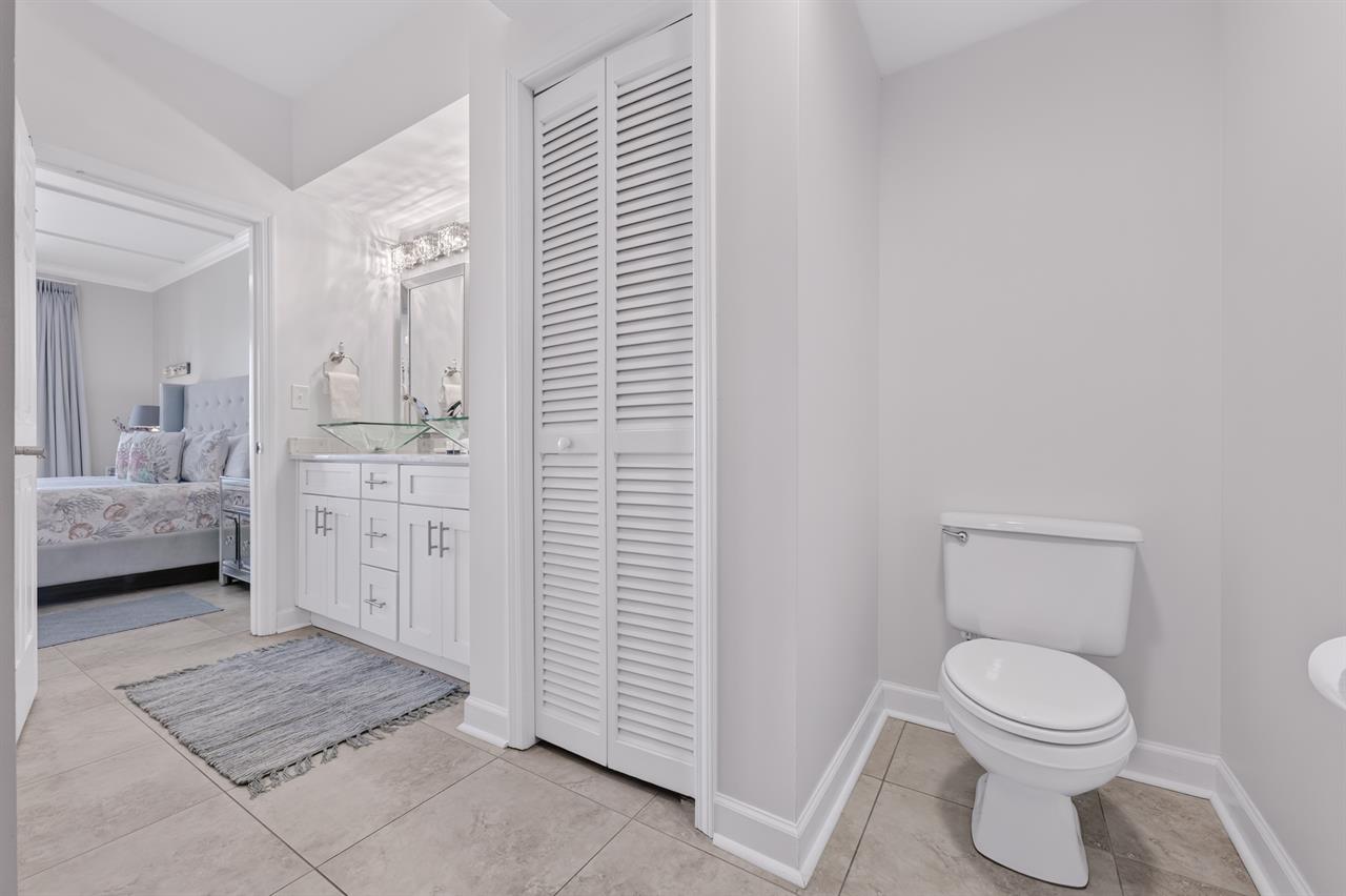 090Master Bathroom Bside