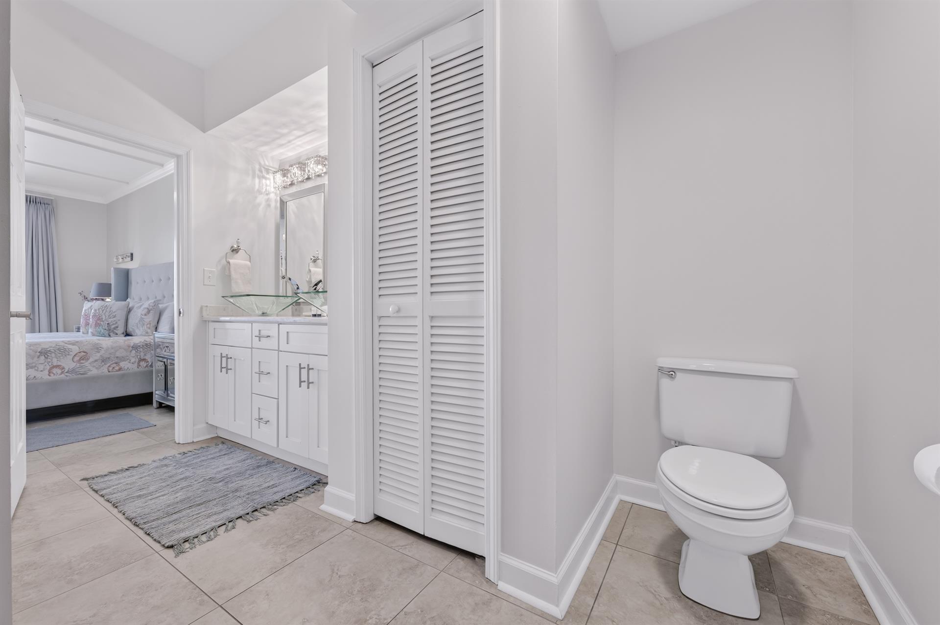 090Master Bathroom Bside