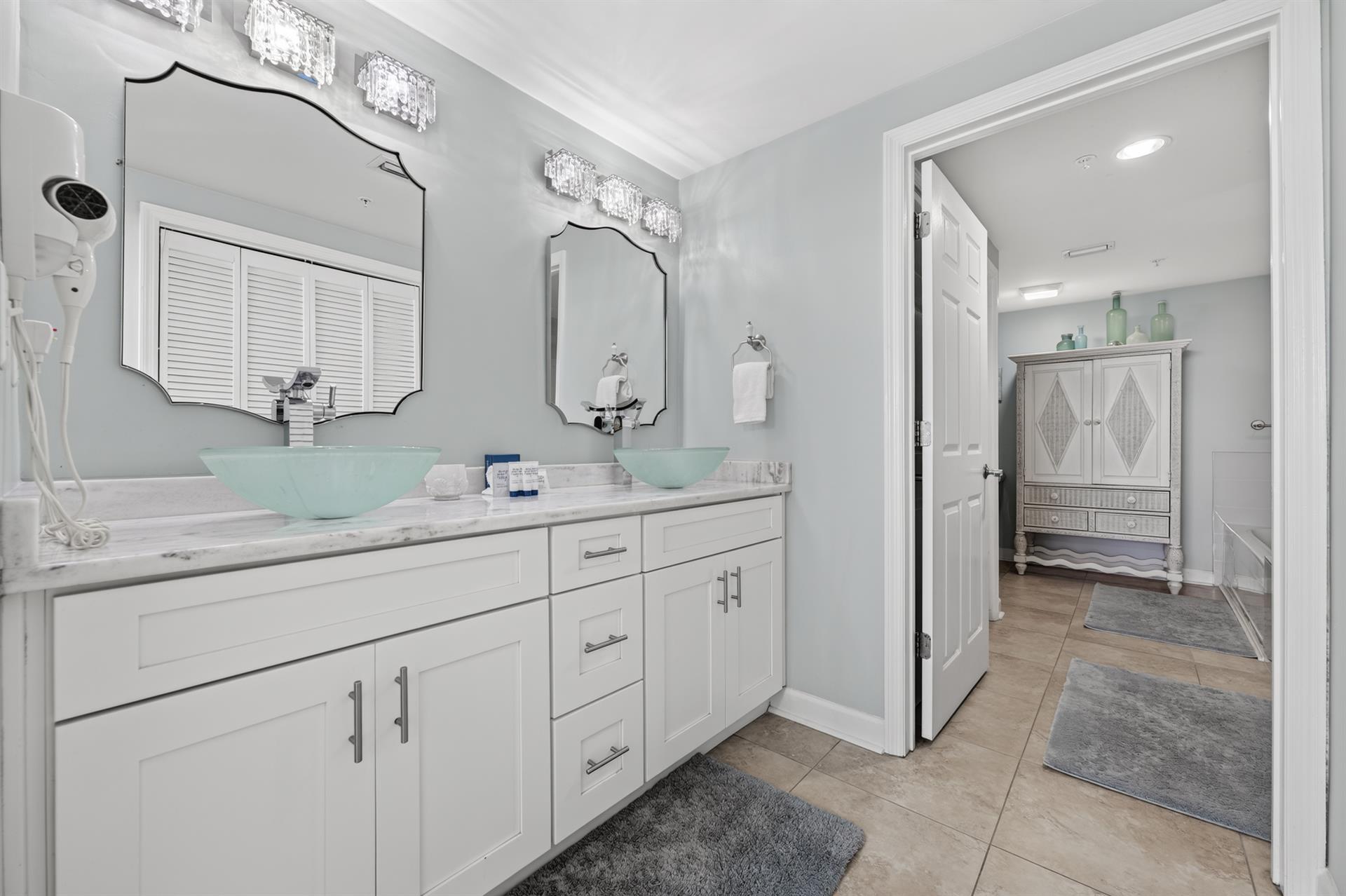 039Master Bathroom Aside