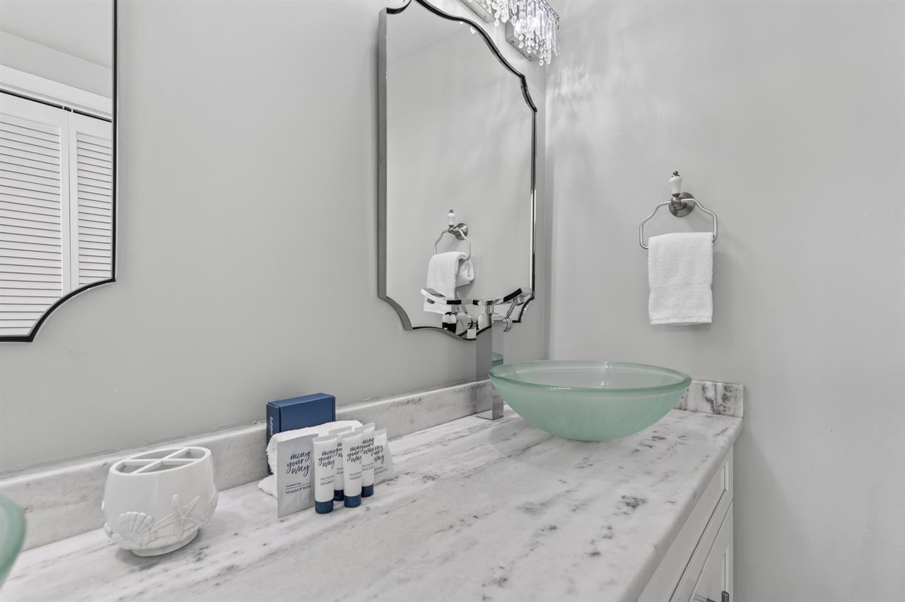 041Master Bathroom Aside