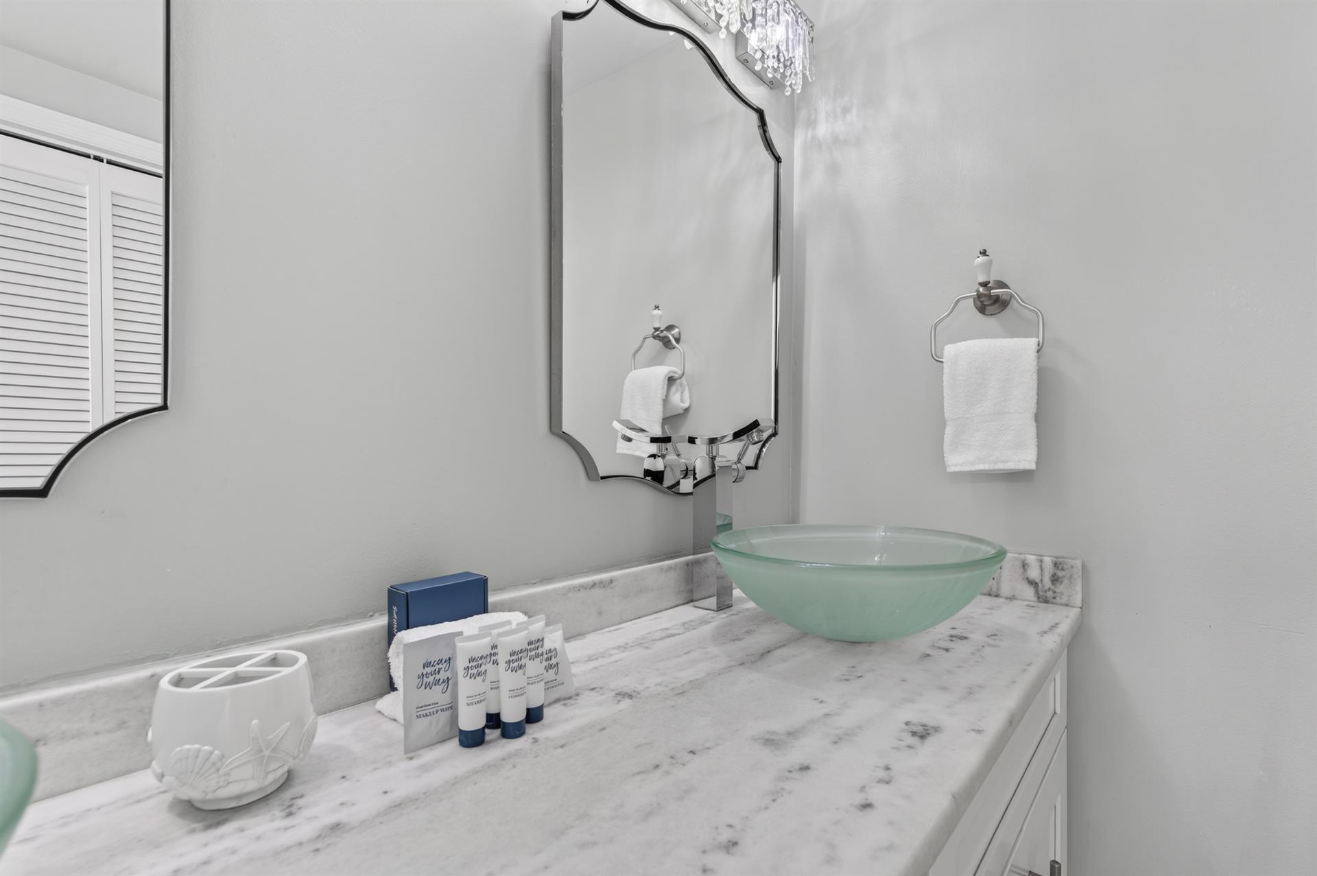 041Master Bathroom Aside