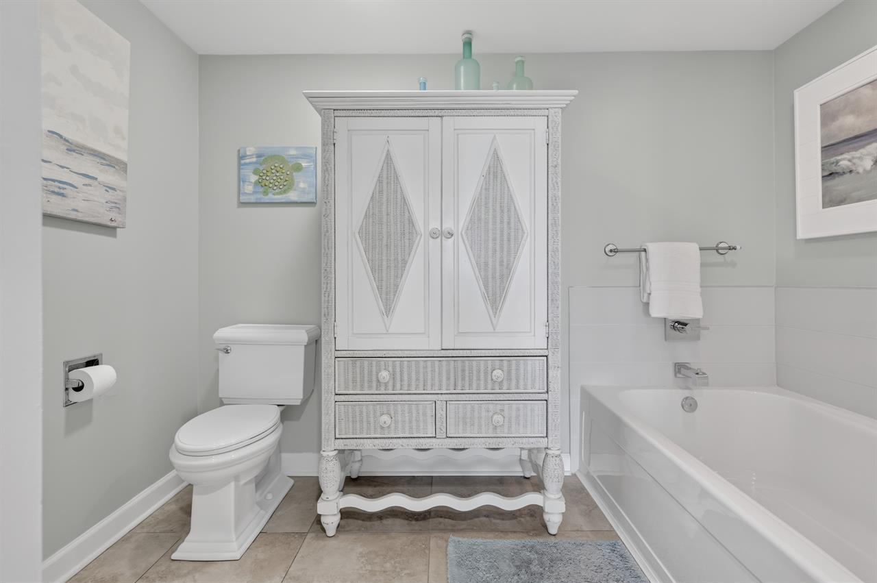 043Master Bathroom Aside