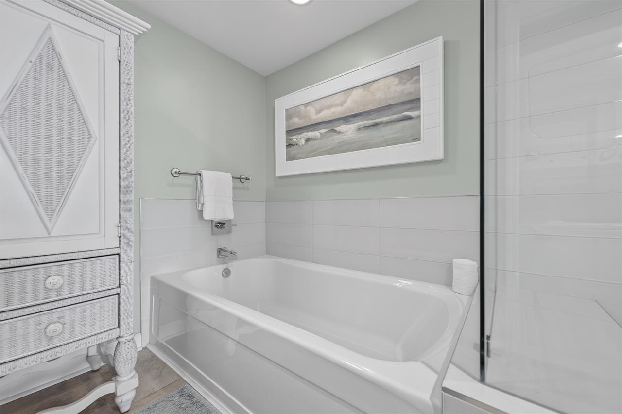 044Master Bathroom Aside